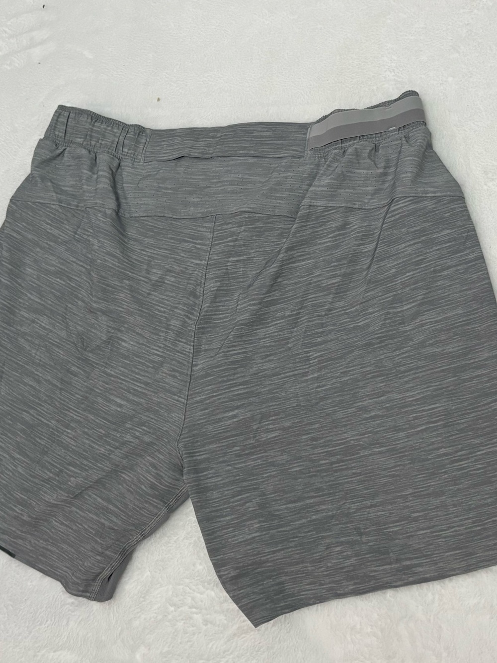 LULULEMON ATHLETICA Men's Performance Grey Athletic Shorts - Picture 4 of 12